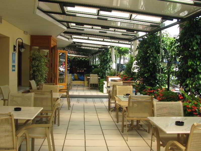 Hotel Rovira Кембрилс Екстериор снимка
