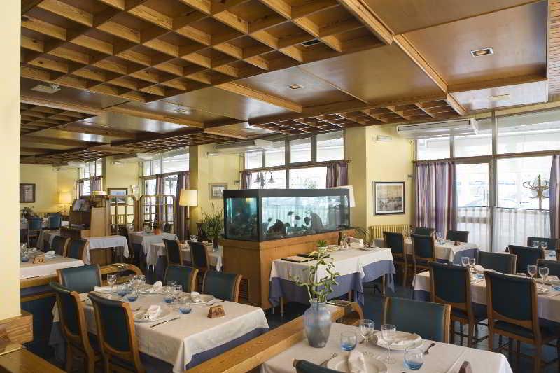 Hotel Rovira Кембрилс Екстериор снимка