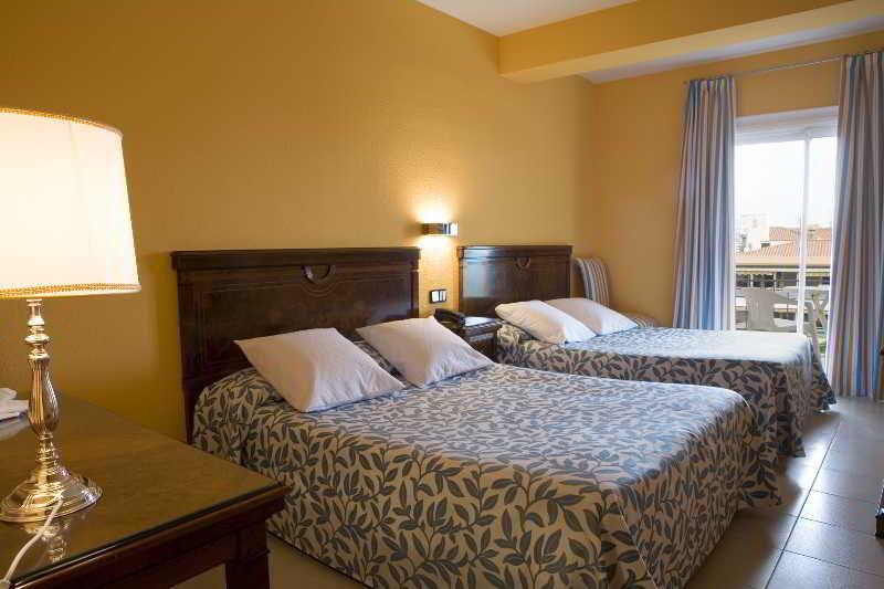Hotel Rovira Кембрилс Екстериор снимка