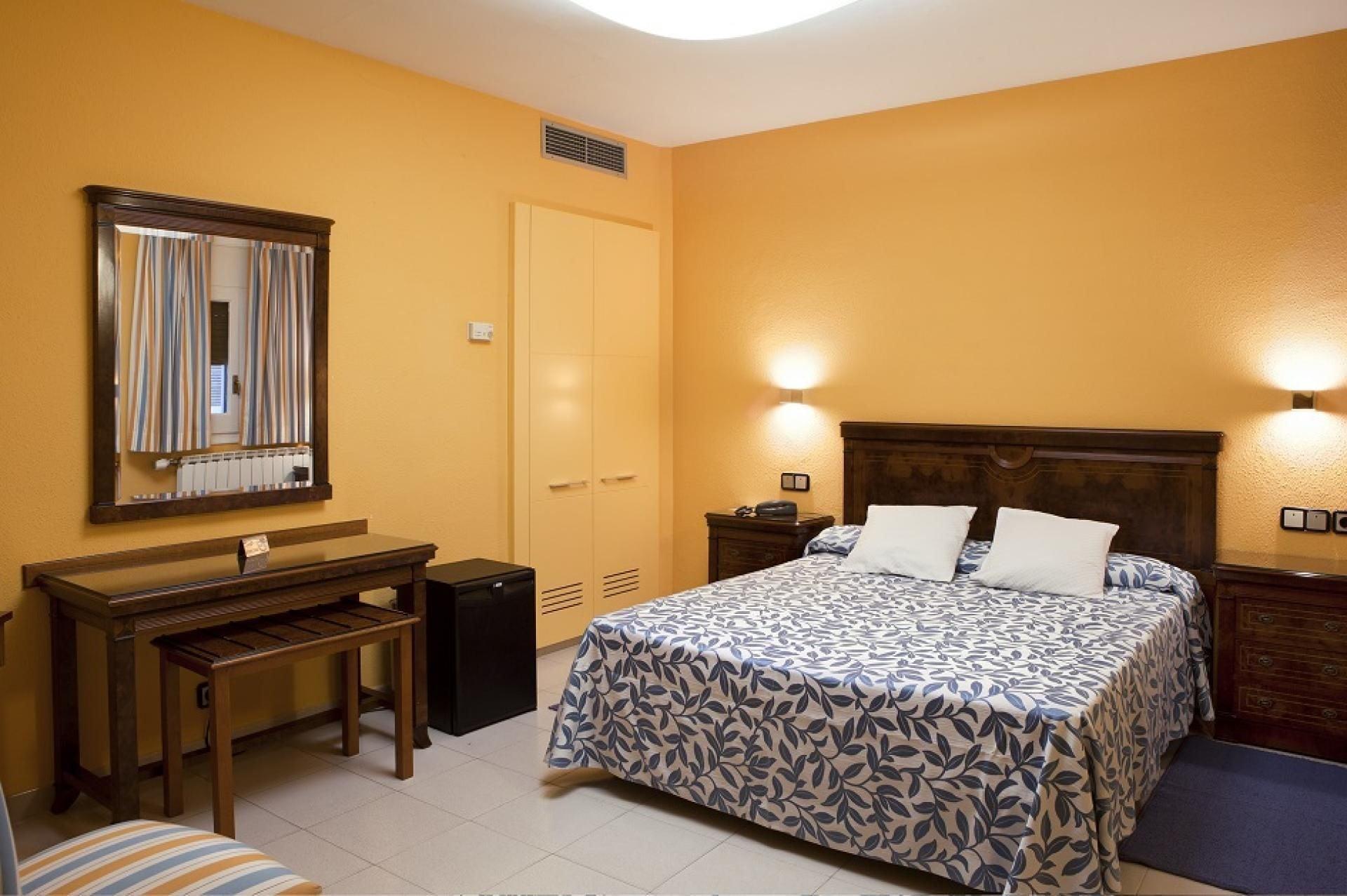 Hotel Rovira Кембрилс Екстериор снимка