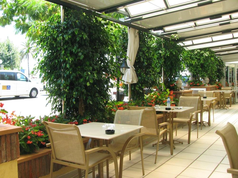 Hotel Rovira Кембрилс Екстериор снимка
