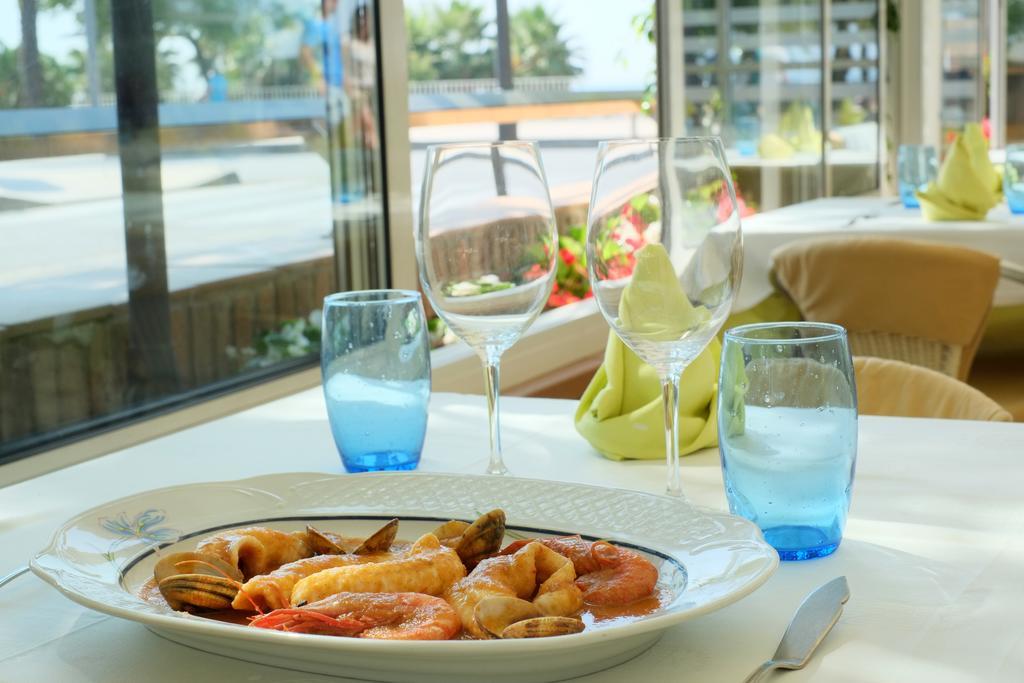 Hotel Rovira Кембрилс Екстериор снимка