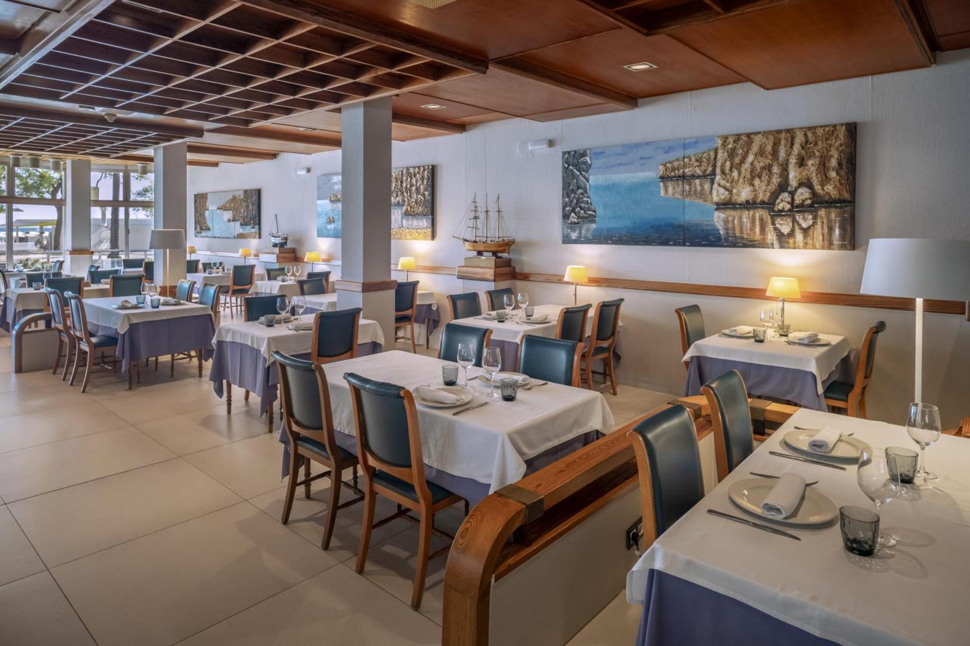 Hotel Rovira Кембрилс Екстериор снимка