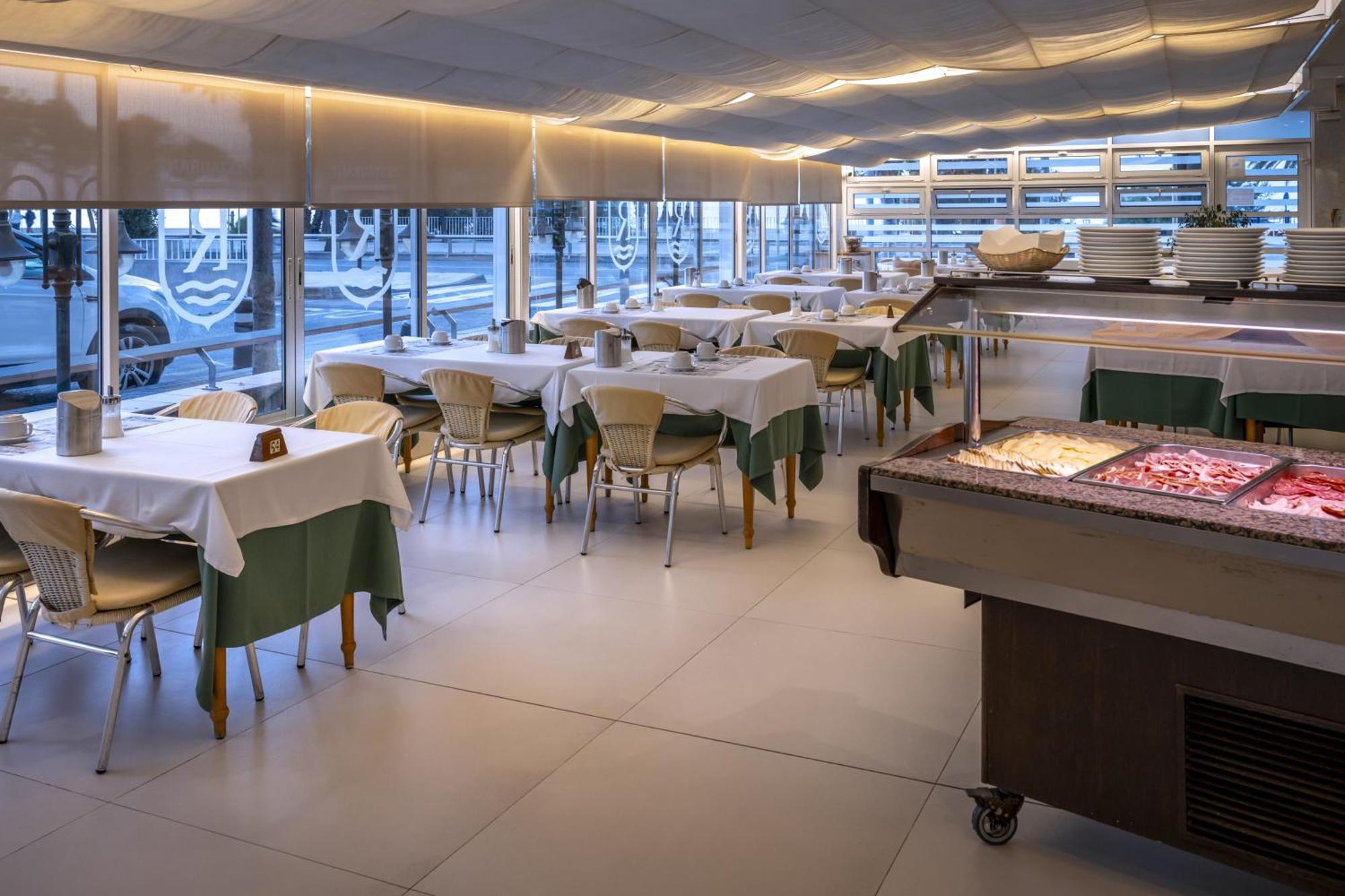 Hotel Rovira Кембрилс Екстериор снимка