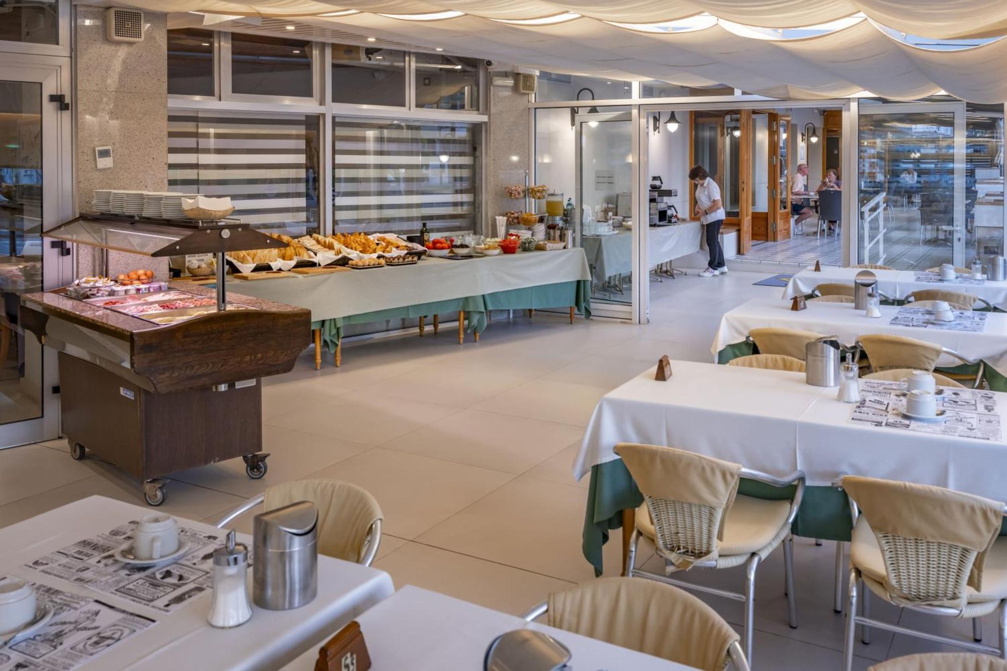 Hotel Rovira Кембрилс Екстериор снимка