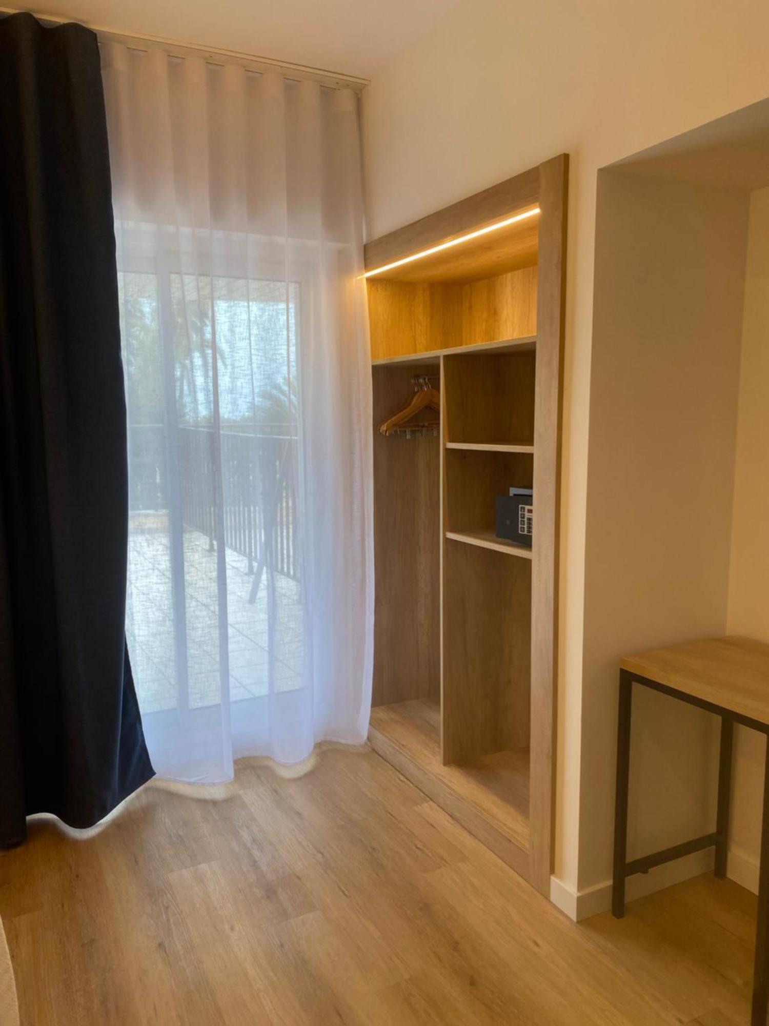Hotel Rovira Кембрилс Екстериор снимка