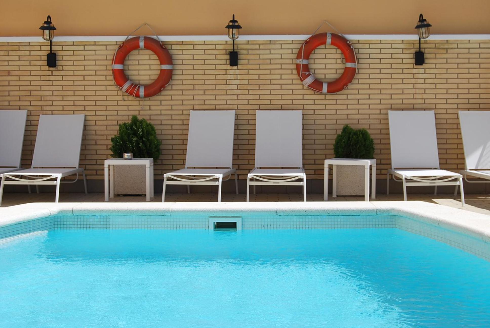 Hotel Rovira Кембрилс Екстериор снимка