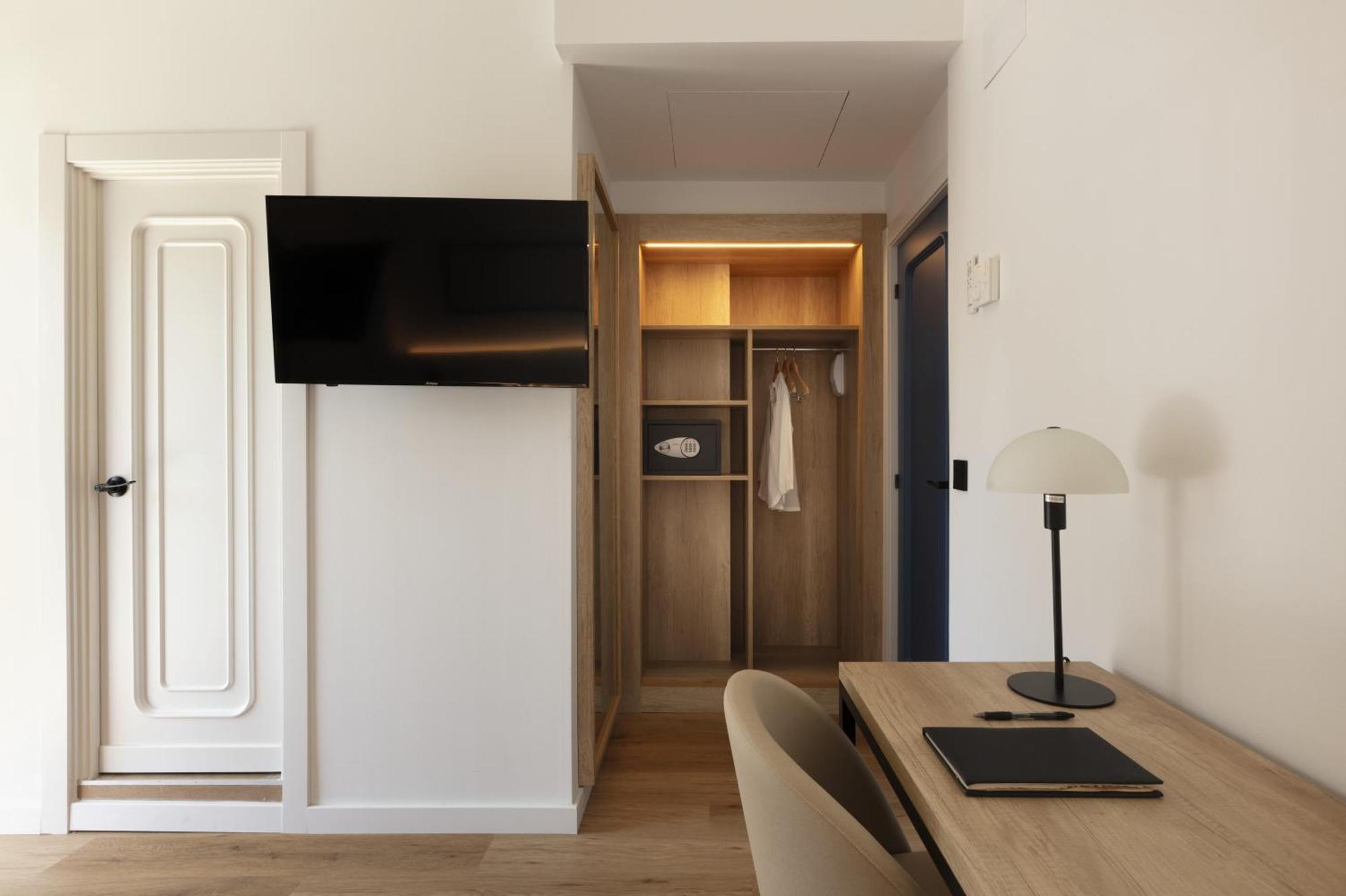 Hotel Rovira Кембрилс Екстериор снимка