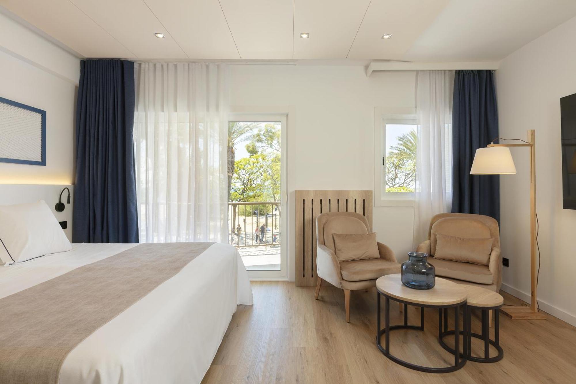 Hotel Rovira Кембрилс Екстериор снимка