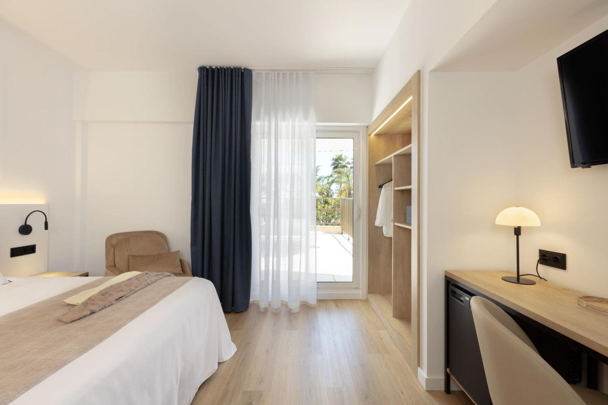 Hotel Rovira Кембрилс Екстериор снимка