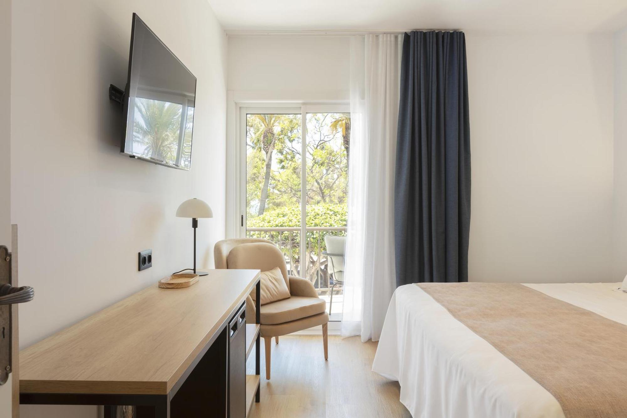 Hotel Rovira Кембрилс Екстериор снимка